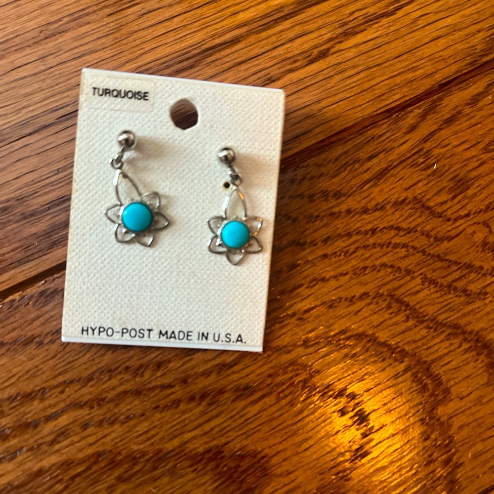 Never worn turquoise flower 🌼 earrings